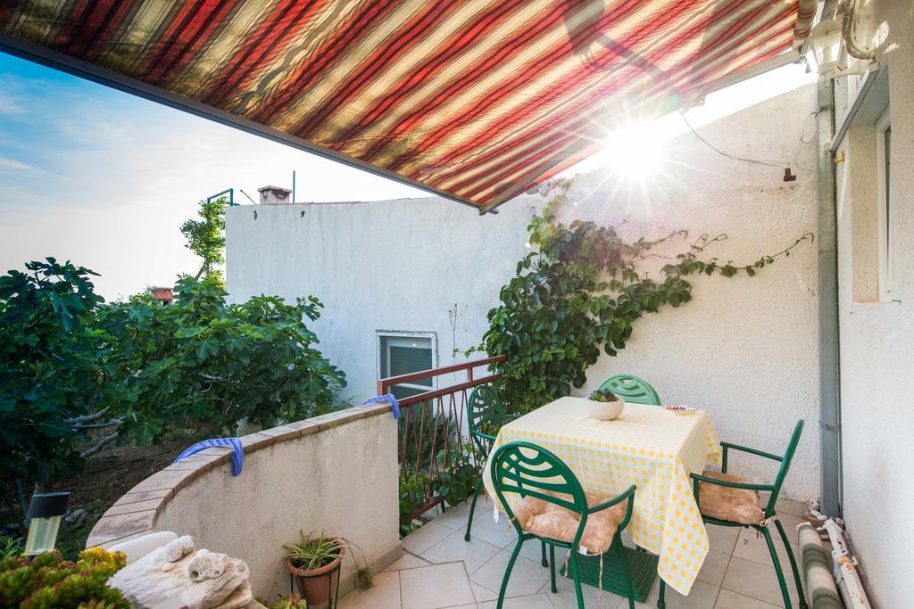 Garden Apartments Komiza Exterior photo