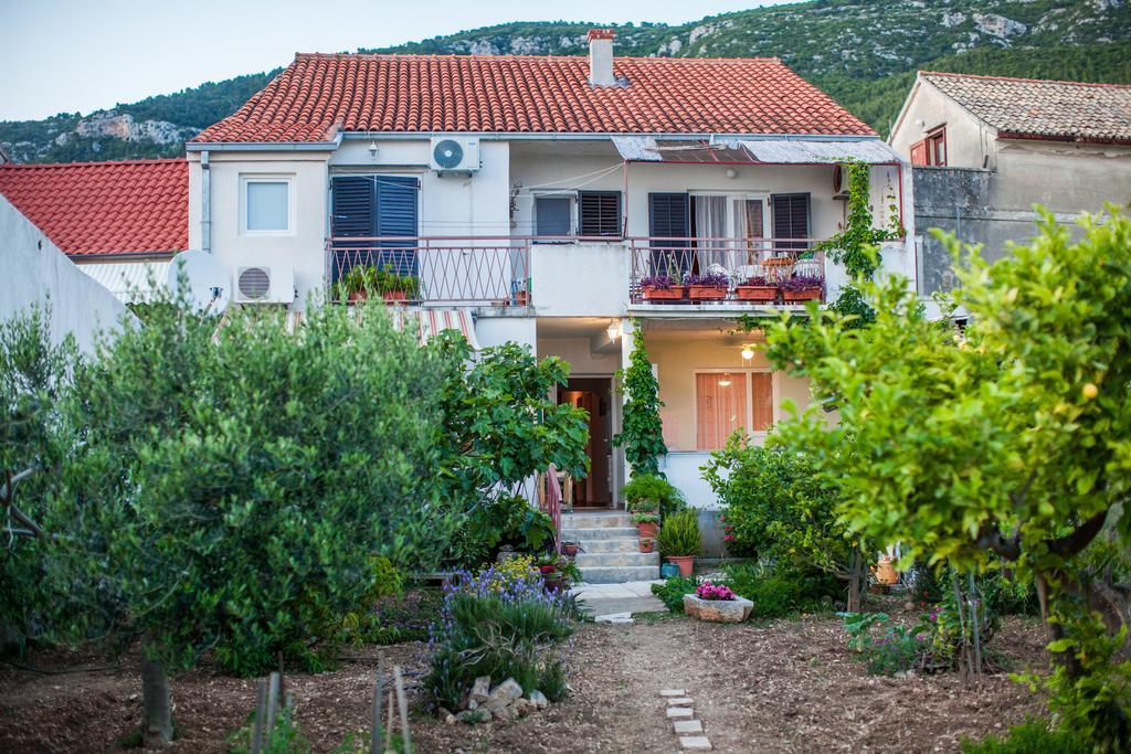 Garden Apartments Komiza Exterior photo