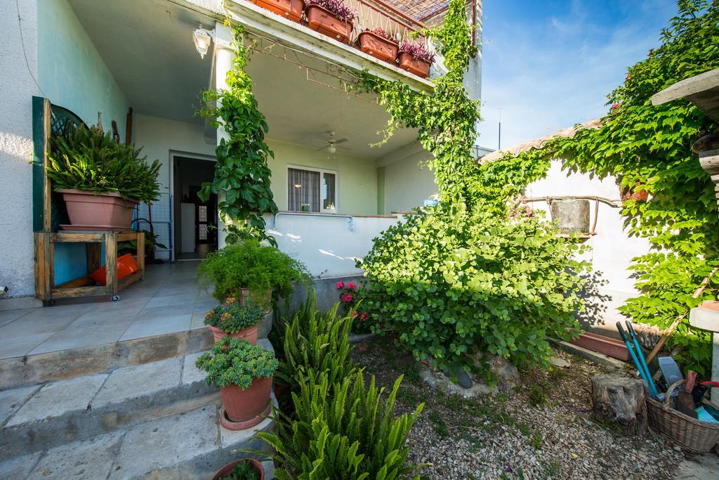 Garden Apartments Komiza Exterior photo