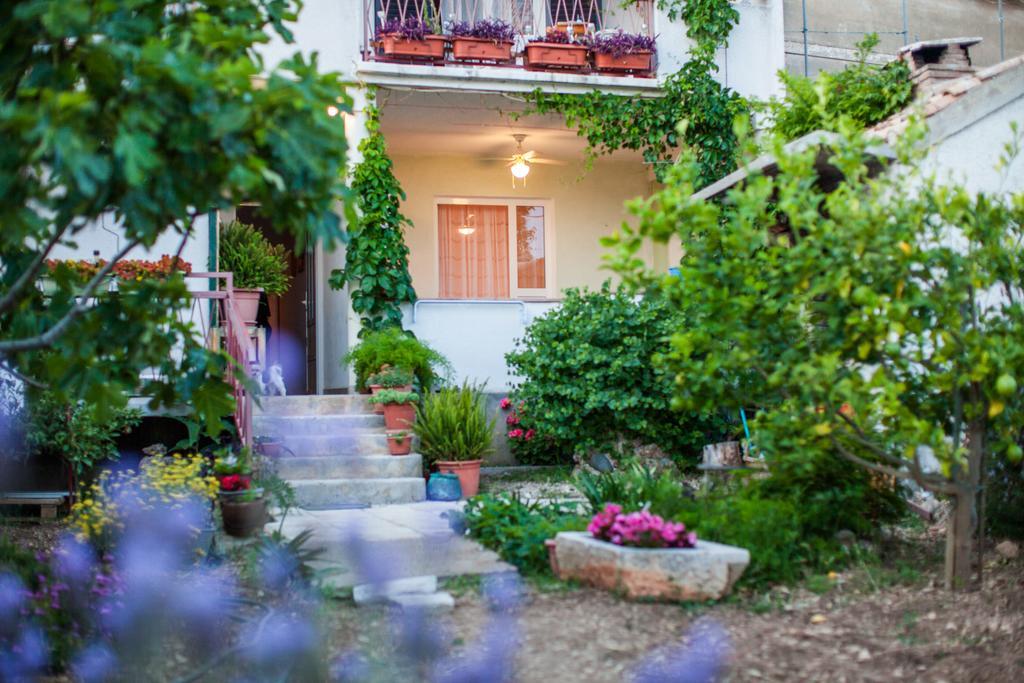 Garden Apartments Komiza Exterior photo