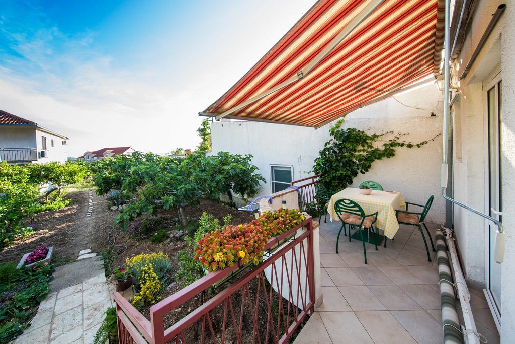 Garden Apartments Komiza Exterior photo
